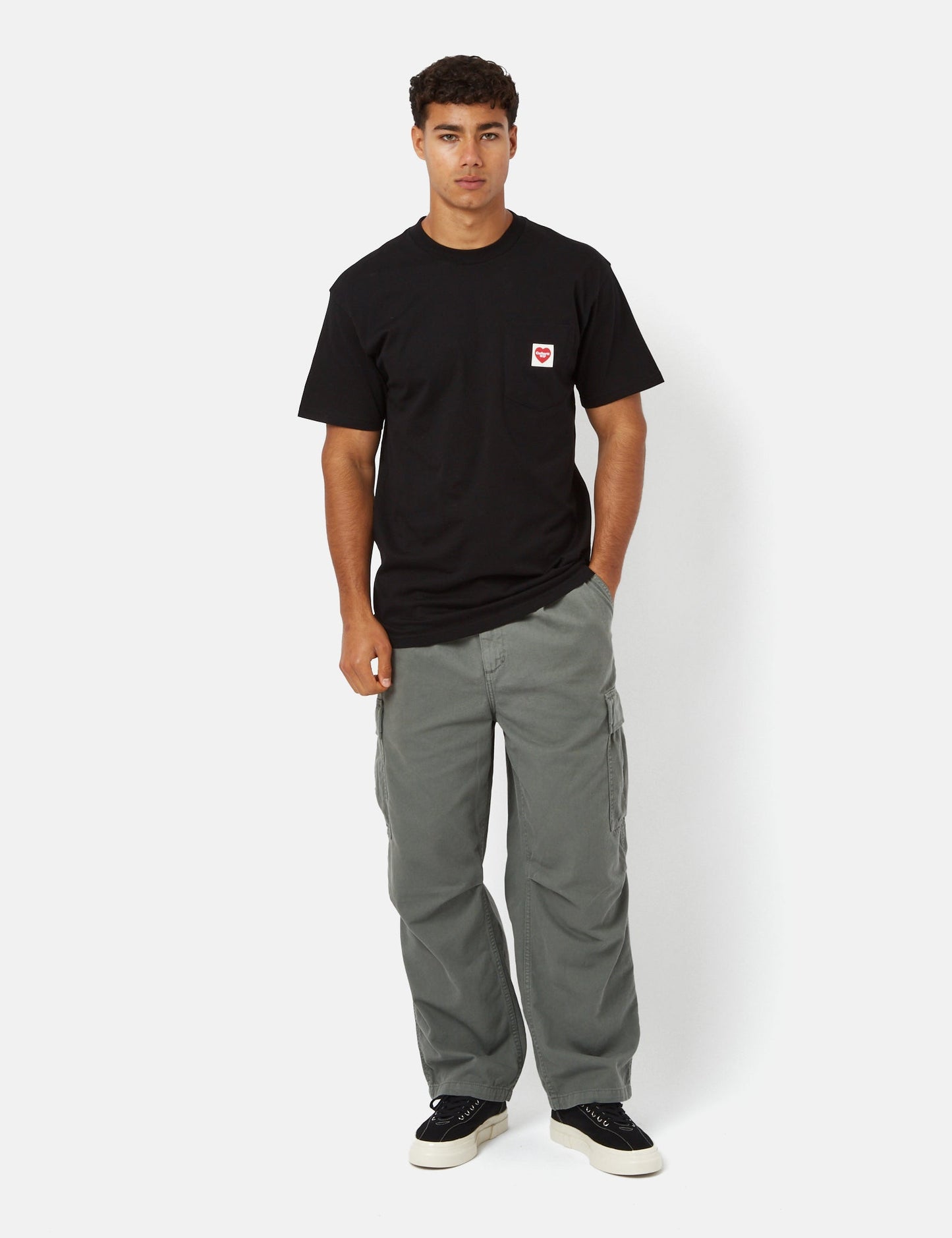T-Shirt mit Herztasche (locker sitzend) – Schwarz