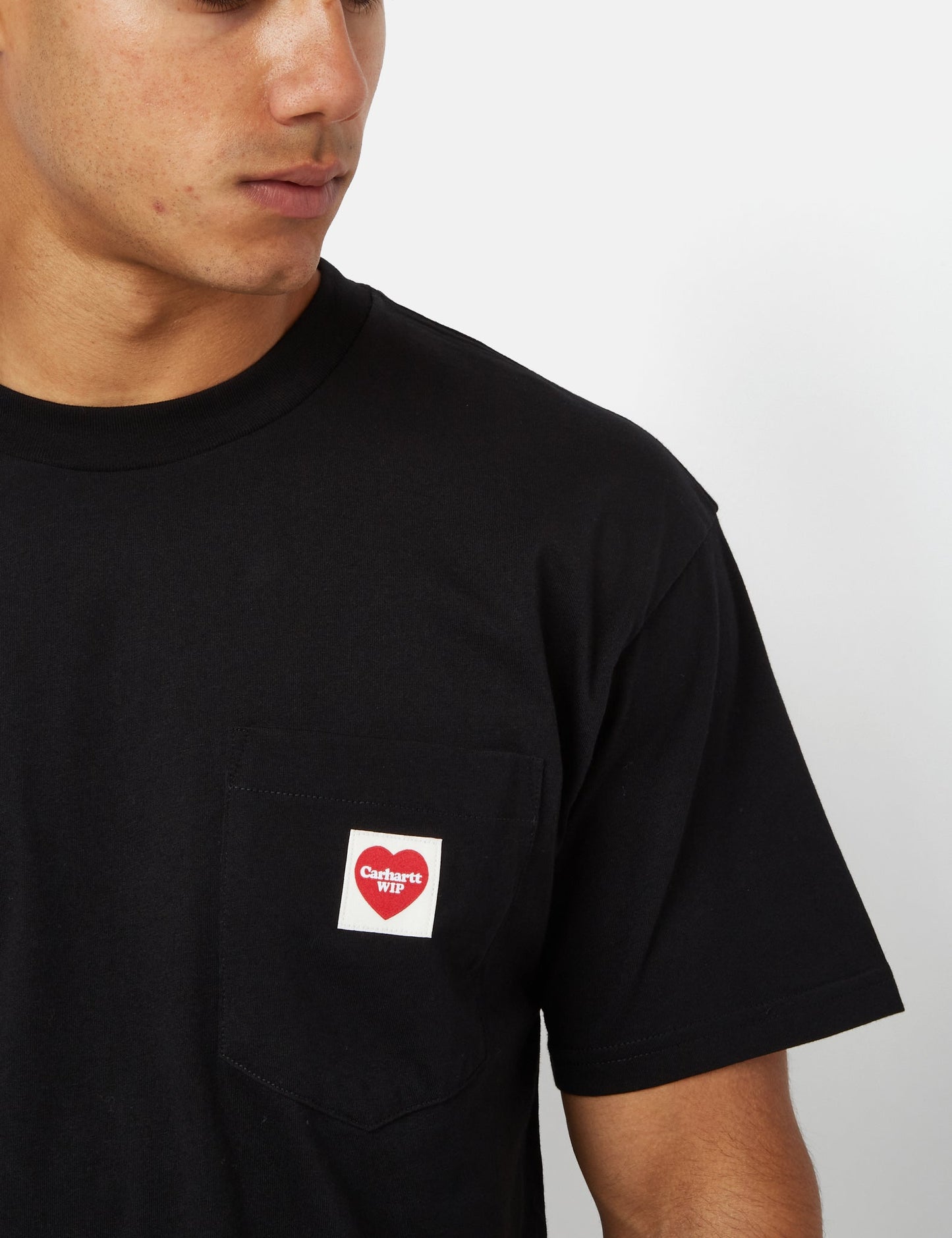 T-Shirt mit Herztasche (locker sitzend) – Schwarz
